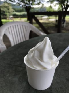 【山田牧場】動物と触れ合いながら、濃厚ソフトクリームが味わえる牧場！《阿蘇郡西原村》