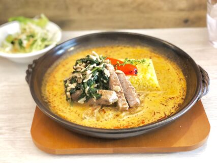 【ブルースリランカ – 熊本市南区良町 – 】贅沢な豚肩ロースステーキが乗ったグツグツカレー