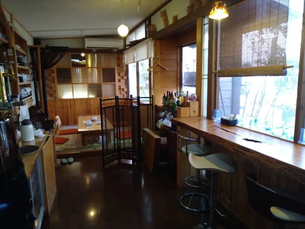 Tatami seating and counter seats