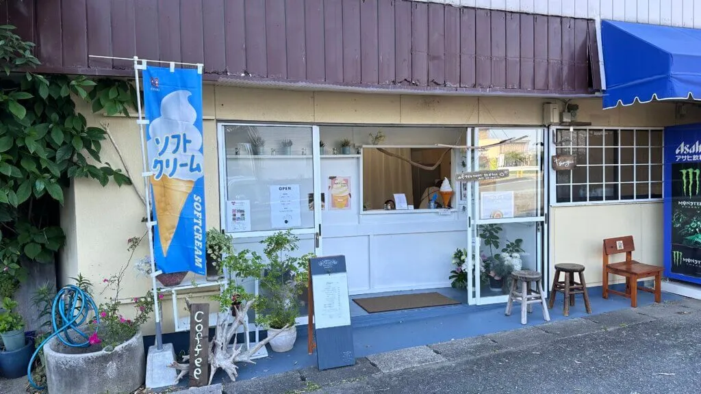 Tsunagu cafe exterior in Yamaga City
